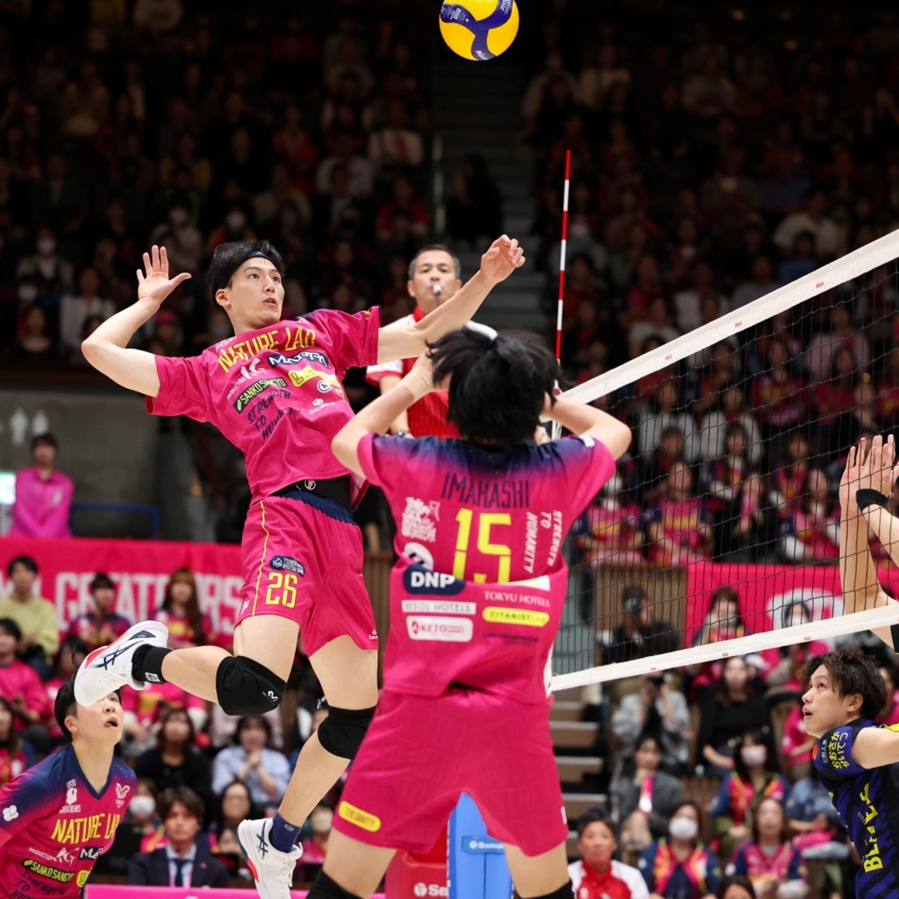 真稳了？拜仁未来6轮对手都在下半区，全队狂奔庆祝&凯恩默默振臂